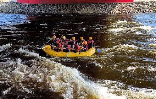 В третьем рафте на носу в синем шлеме — это я! image preview